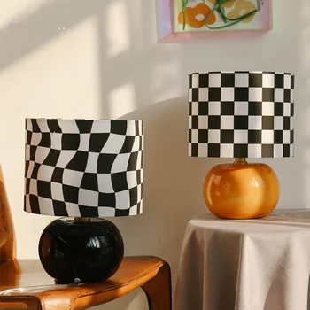 Шахматная решетчатая настольная лампа для спальни Ins Girl Wind 2022 Красная Интернет-прикроватная лампа Креативная декоративная Атмосферная лампа